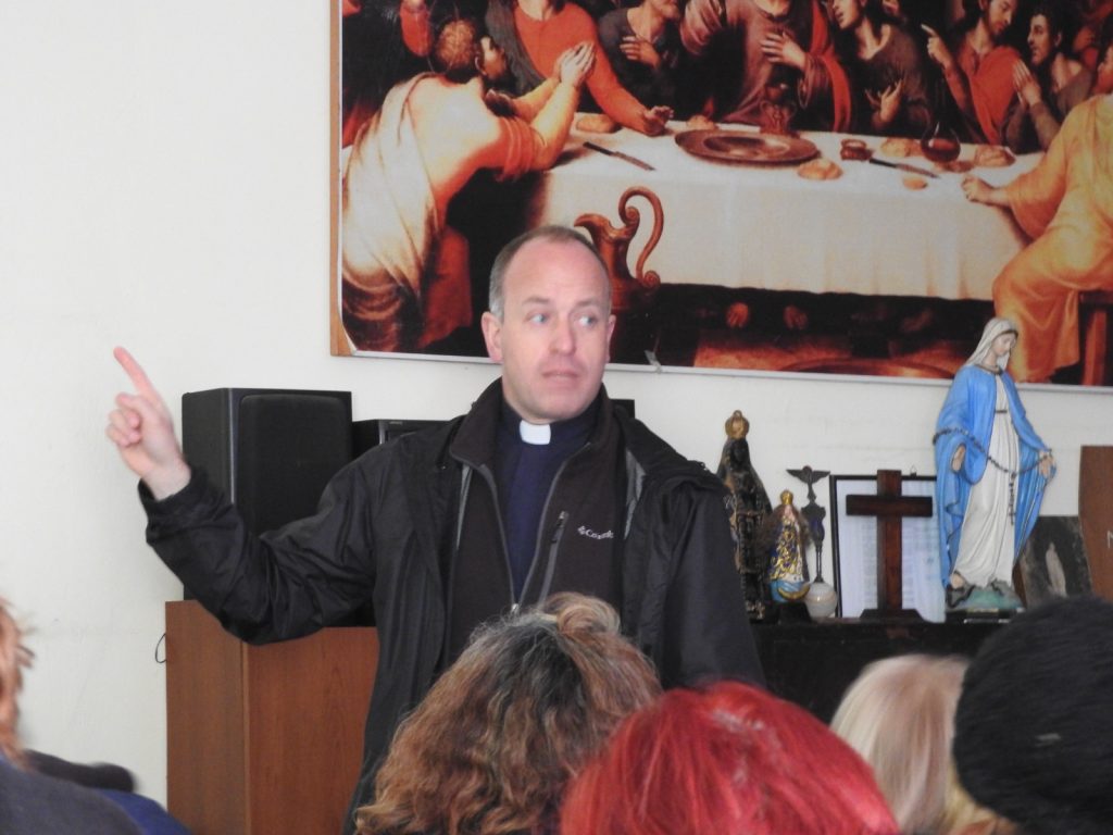 El Padre Federico Piserchia impartió formación sobre la liturgia en la vida de la Iglesia, según la Sacrosanctum Concilium, en la comunidad de Nuestra Señora de Lourdes en Ezeiza.