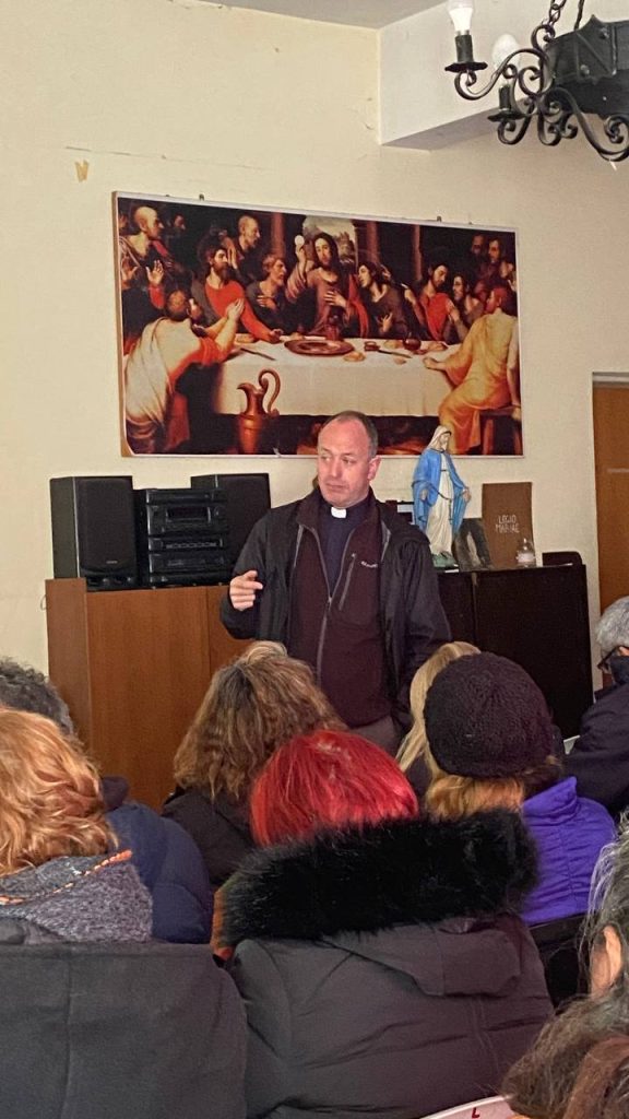 El Padre Federico Piserchia impartió formación sobre la liturgia en la vida de la Iglesia, según la Sacrosanctum Concilium, en la comunidad de Nuestra Señora de Lourdes en Ezeiza.